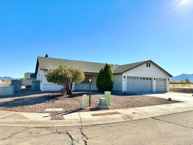 3854 N Diamond St in Kingman, AZ - Foto de edificio - Building Photo
