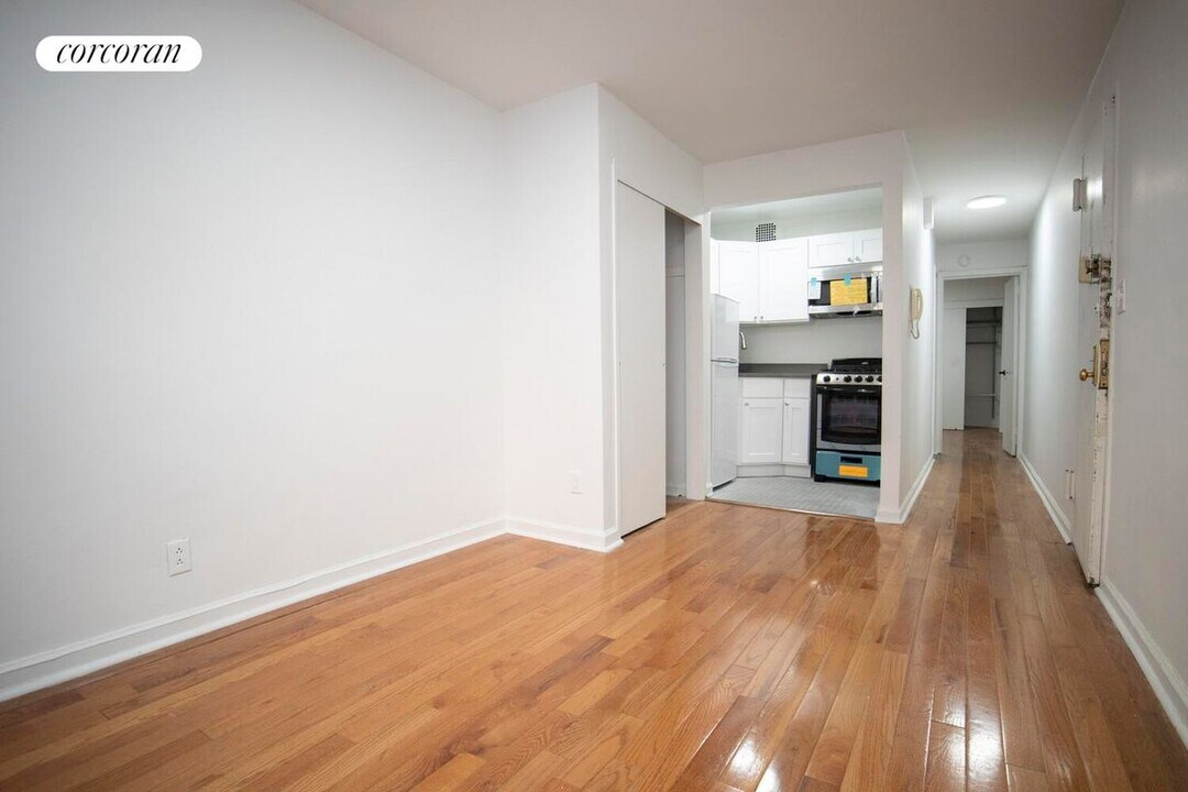 320 W 22nd St in New York, NY - Building Photo