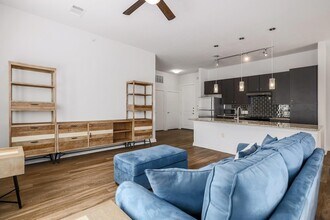1900 Barton Springs Rd, Unit 1045 in Austin, TX - Building Photo - Building Photo