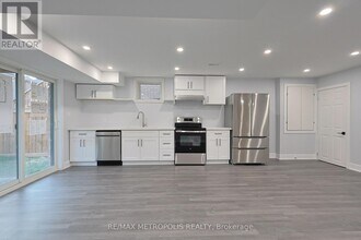 75 Eastgrove Sq in East Gwillimbury, ON - Building Photo - Building Photo