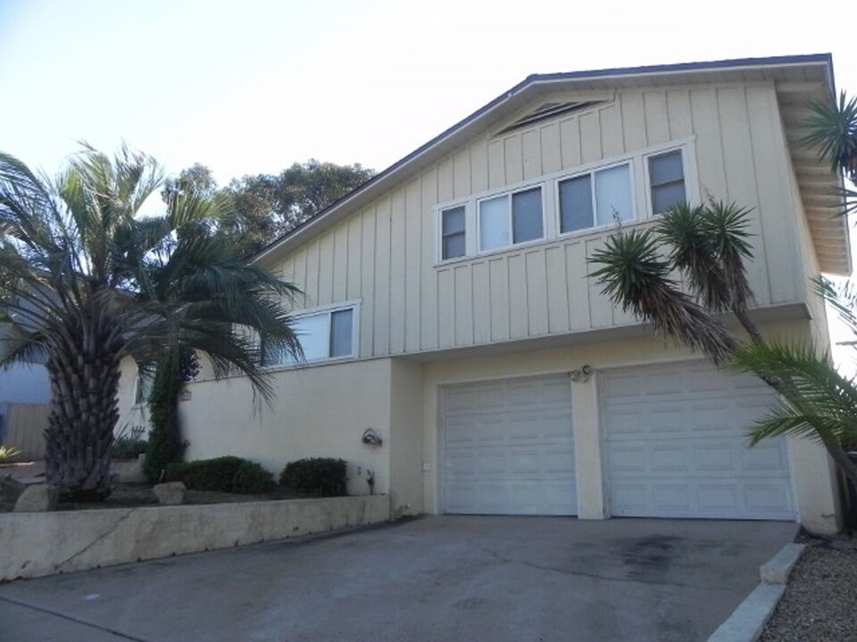 5790 Severin Dr in La Mesa, CA - Building Photo