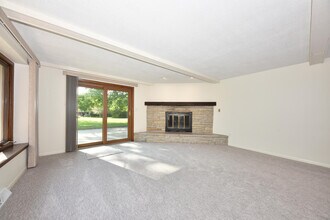 8601 N Manor Ln in Fox Point, WI - Building Photo - Building Photo