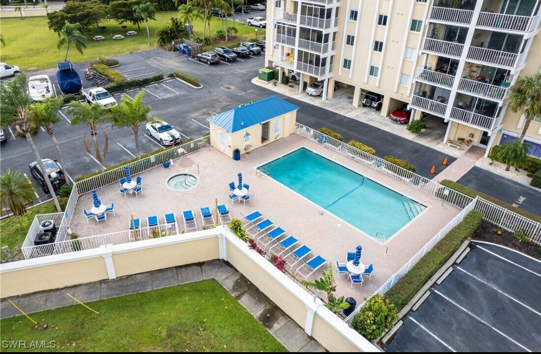 2875 Palm Beach Blvd, Unit #C507 in Ft. Myers, FL - Foto de edificio