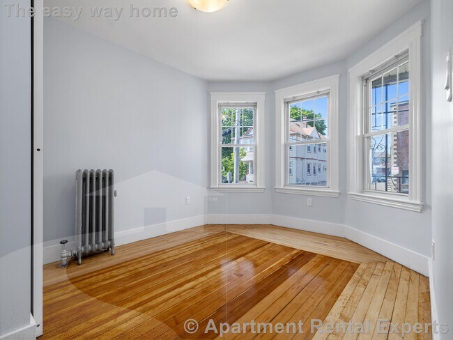 16 Windsor Rd, Unit #1 in Medford, MA - Foto de edificio - Building Photo