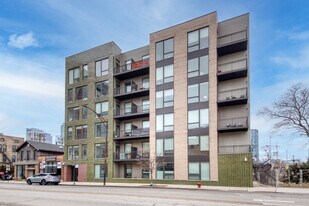 840 W Grand Ave, Unit 304 in Chicago, IL - Building Photo