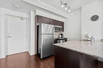 76 Grenville St in Toronto, ON - Building Photo - Building Photo