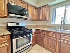 550 E Santa Anita Ave in Burbank, CA - Building Photo - Building Photo