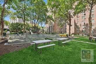 500 Grand St in New York, NY - Building Photo - Building Photo