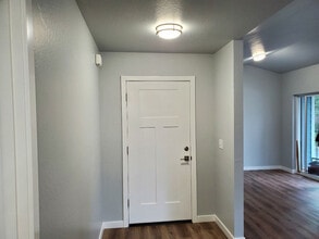 220 Cheryl Ln in Phoenix, OR - Foto de edificio - Building Photo