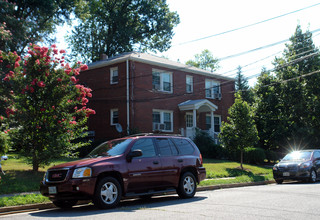 202 Gibson St in Falls Church, VA - Foto de edificio - Building Photo