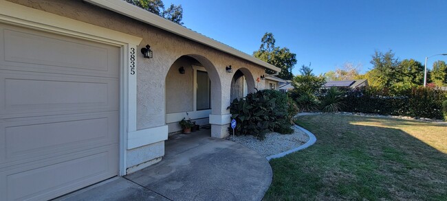 3835 Riverview Dr in Redding, CA - Foto de edificio - Building Photo