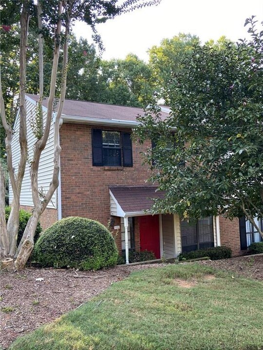 1215 Jamestowne Trail in Alpharetta, GA - Building Photo