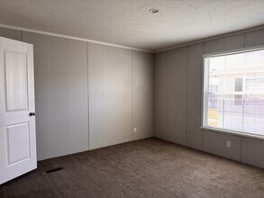 5201 Chantelle Dr in Flint, MI - Building Photo - Building Photo