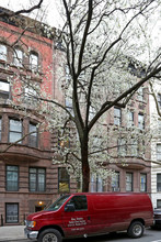 47 W 69th St in New York, NY - Building Photo - Building Photo