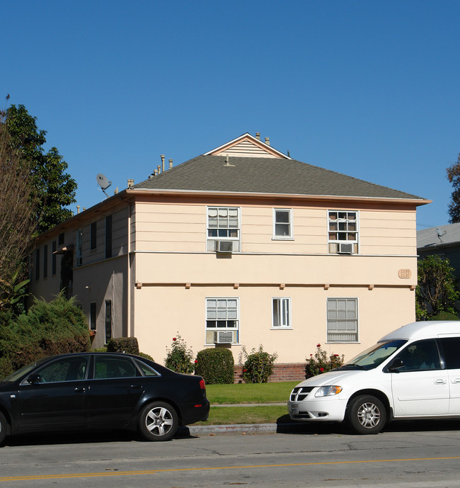 Colonial in Toluca Lake - Significant  Upside in North Hollywood, CA - Foto de edificio - Building Photo