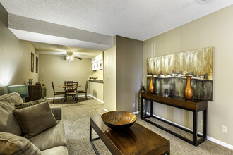 Cedar Lakes Apartments in Wichita, KS - Foto de edificio - Interior Photo