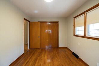 1008 Lakeshore Dr in Columbia, MO - Building Photo - Building Photo