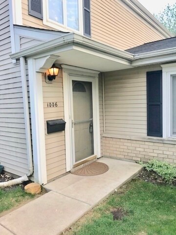 1006 Cove Dr in Prospect Heights, IL - Foto de edificio