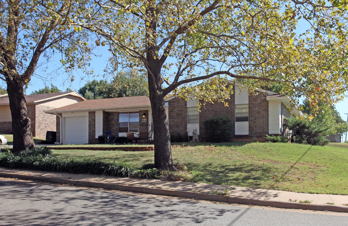 804 N Pine Brook Dr in Guthrie, OK - Building Photo