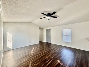 1007 Spooner St in Pasadena, TX - Building Photo - Building Photo