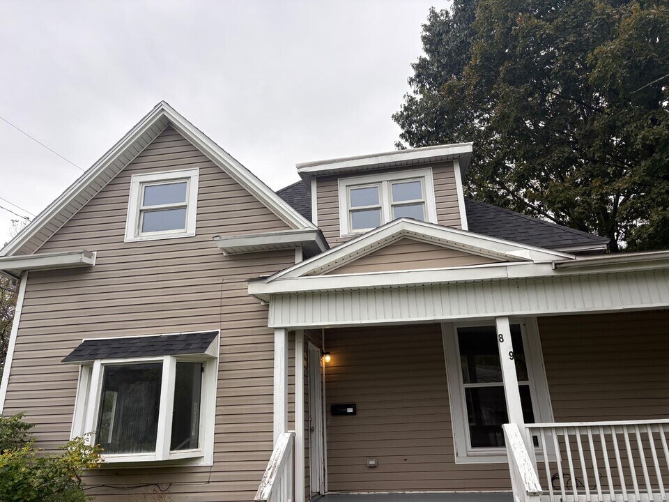 839 W Webster St in Springfield, MO - Foto de edificio