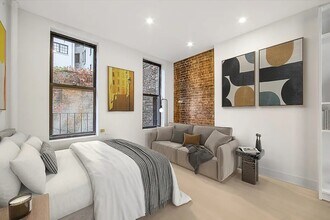 51 W 8th St in New York, NY - Foto de edificio - Building Photo