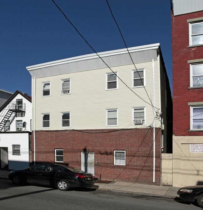 220 3rd St in Elizabeth, NJ - Building Photo - Building Photo