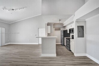 631 SW 111th Ln in Pembroke Pines, FL - Foto de edificio - Building Photo