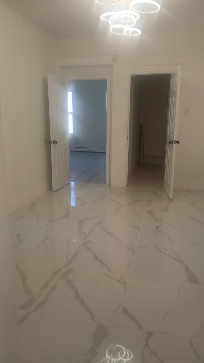 954 E Grand St, Unit 1 in Elizabeth, NJ - Foto de edificio - Building Photo