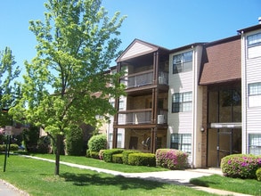Woodbridge Center Plaza in Woodbridge, NJ - Foto de edificio - Building Photo