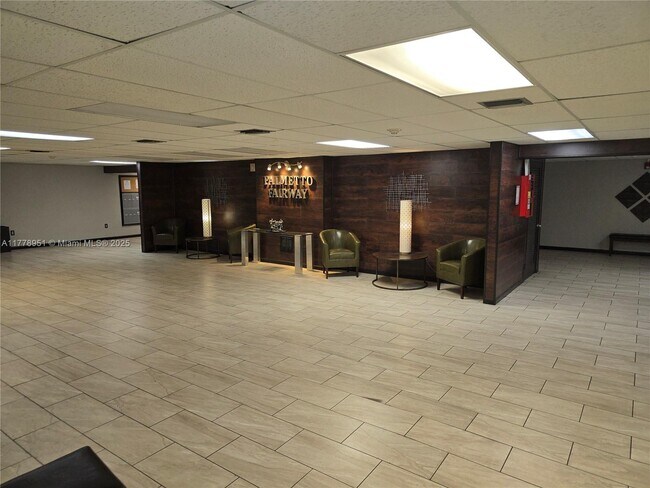 15888 SW 95th Ave in Miami, FL - Foto de edificio - Building Photo