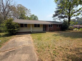 1502 Baker St in Columbus, GA - Building Photo