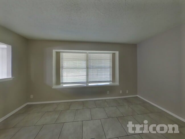 5015 Walt Schirra St in Kirby, TX - Building Photo - Building Photo