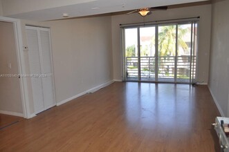 2731 Ocean Club Blvd, Unit 302 in Hollywood, FL - Foto de edificio - Building Photo