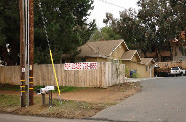 1111-1115 Alturas Rd in Fallbrook, CA - Building Photo - Building Photo