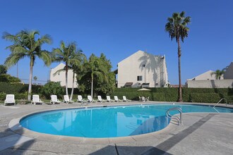 Glen Forest Apartments in Anaheim, CA - Foto de edificio - Building Photo