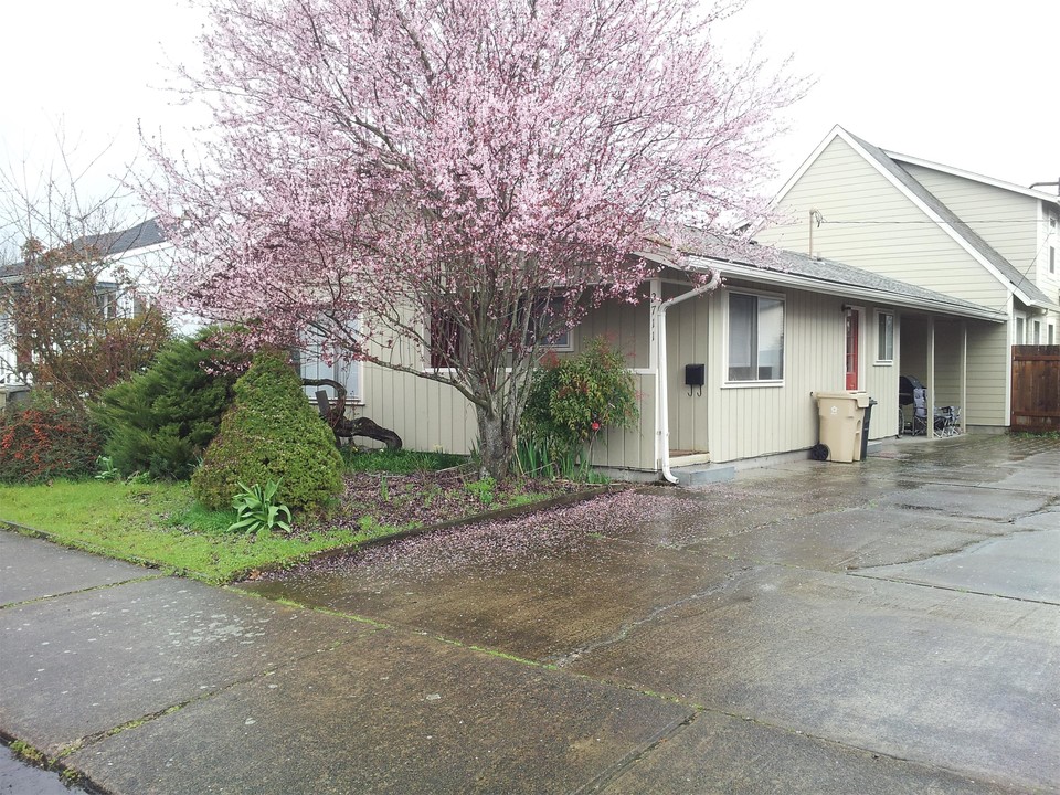 2711 NW Coolidge Way in Corvallis, OR - Building Photo