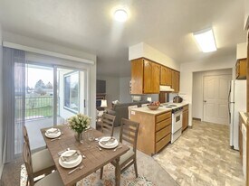 12205 N Freya St, Unit 12211 Freya in Mead, WA - Building Photo