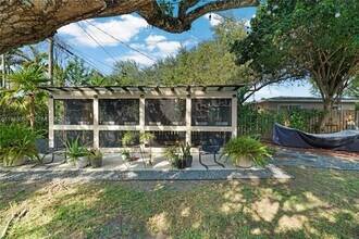 16102 SW 98th Ave in Miami, FL - Building Photo - Building Photo