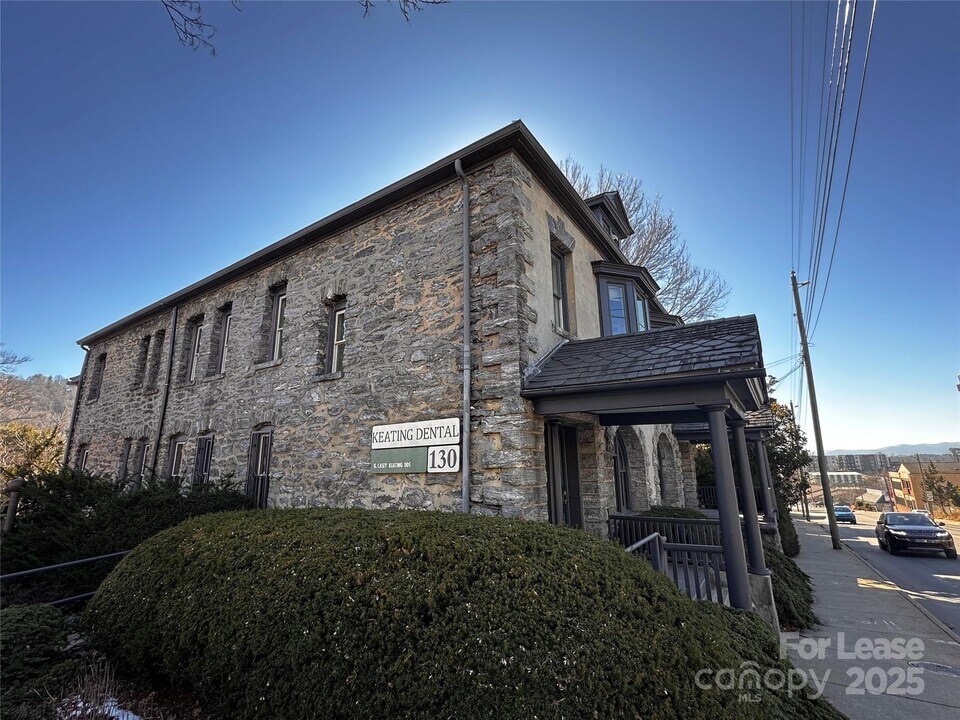 132 Biltmore Ave in Asheville, NC - Building Photo