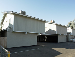 581 W Ashlan Ave in Clovis, CA - Building Photo - Building Photo