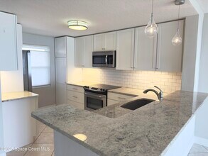 1095 Jimmy Buffett Mem Hwy in Indialantic, FL - Building Photo - Building Photo