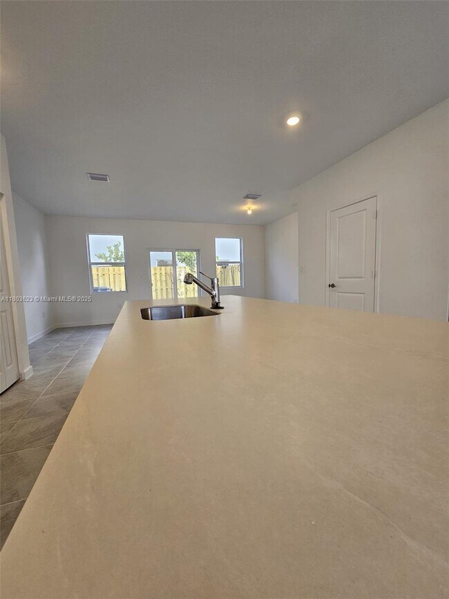 96 SE 11th Ct in Florida City, FL - Building Photo - Building Photo
