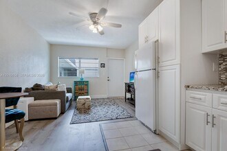 2539 S Bayshore Dr, Unit 428E in Miami, FL - Foto de edificio - Building Photo