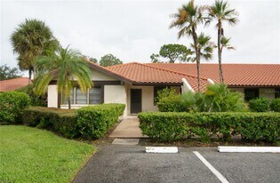 5635 Golf Pointe Dr in Sarasota, FL - Building Photo