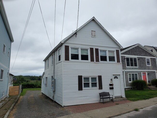 692 E Broadway in Milford, CT - Building Photo - Building Photo