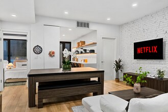 1566 Beacon St in Brookline, MA - Foto de edificio - Building Photo