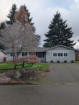 7216 122nd Ave SE in Newcastle, WA - Building Photo