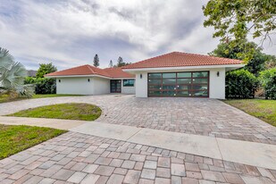 5924 Pinebrook Dr in Boca Raton, FL - Building Photo