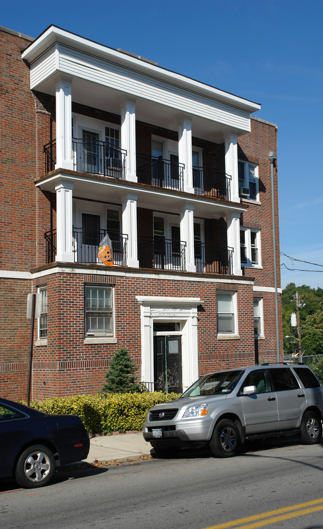 111 Tibbetts Rd in Yonkers, NY - Foto de edificio - Building Photo